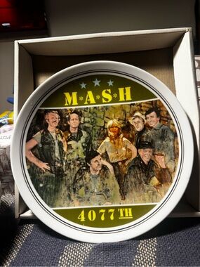M*A*S*H 4077th Decorative Wall Plate - Olive and White brand new authentic